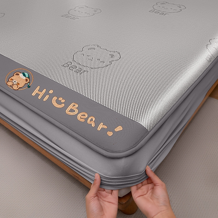 91家纺网 家纺一手货源 找家纺 全季家居 2025新款A类抗菌防螨小熊系列冰藤席凉席席子 提花熊-银灰 床笠