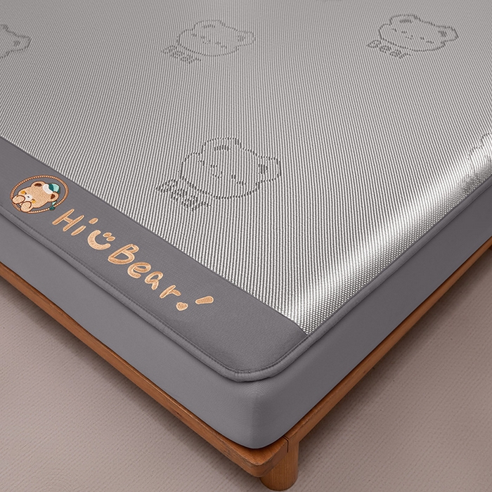 91家纺网 家纺一手货源 找家纺 全季家居 2025新款A类抗菌防螨小熊系列冰藤席凉席席子 提花熊-银灰 床笠