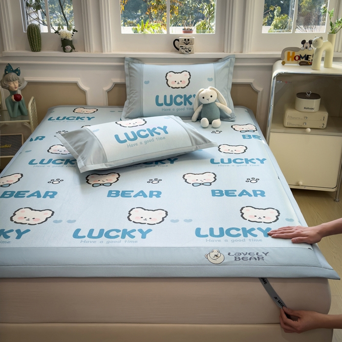 91家纺网 家纺一手货源 找家纺 全季家居 2025新款A类抗菌防螨数码印花冰藤席凉席席子 幸运熊 床席