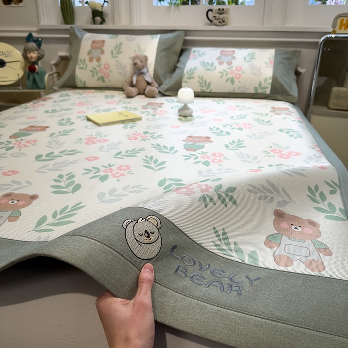 91家纺网 家纺一手货源 找家纺 全季家居 2025新款A类抗菌防螨数码印花冰藤席凉席席子 熊乐园 床席