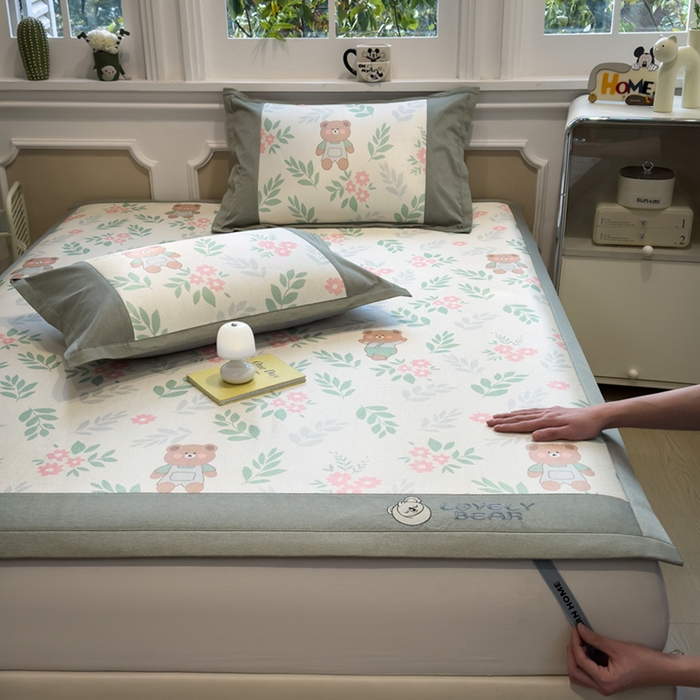 91家纺网 家纺一手货源 找家纺 全季家居 2025新款A类抗菌防螨数码印花冰藤席凉席席子 熊乐园 床席