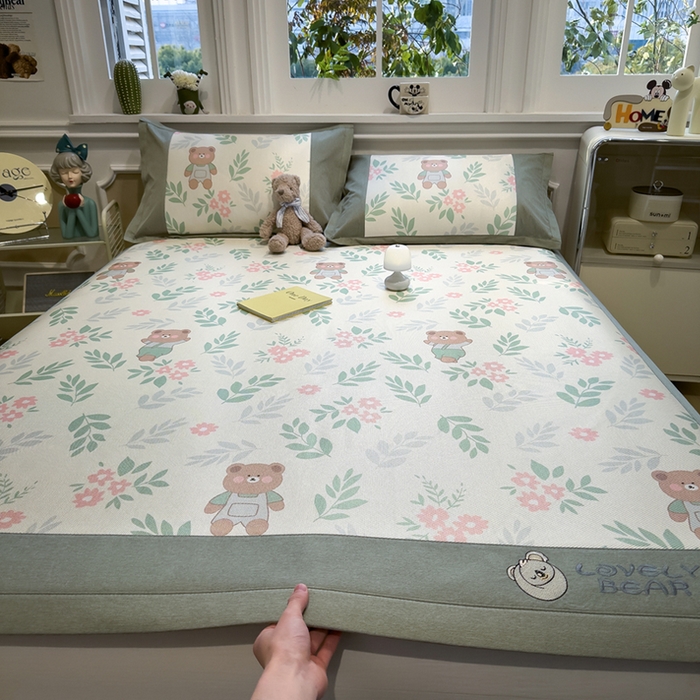 91家纺网 家纺一手货源 找家纺 全季家居 2025新款A类抗菌防螨数码印花冰藤席凉席席子 熊乐园 床席