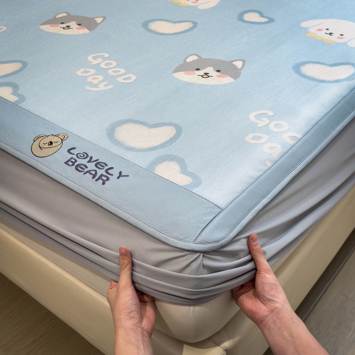 91家纺网 家纺一手货源 找家纺 全季家居 2025新款A类抗菌防螨数码印花冰藤席凉席席子 萌宠乐园 床笠