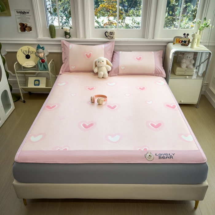 91家纺网 家纺一手货源 找家纺 全季家居 2025新款A类抗菌防螨数码印花冰藤席凉席席子 萌心 床笠