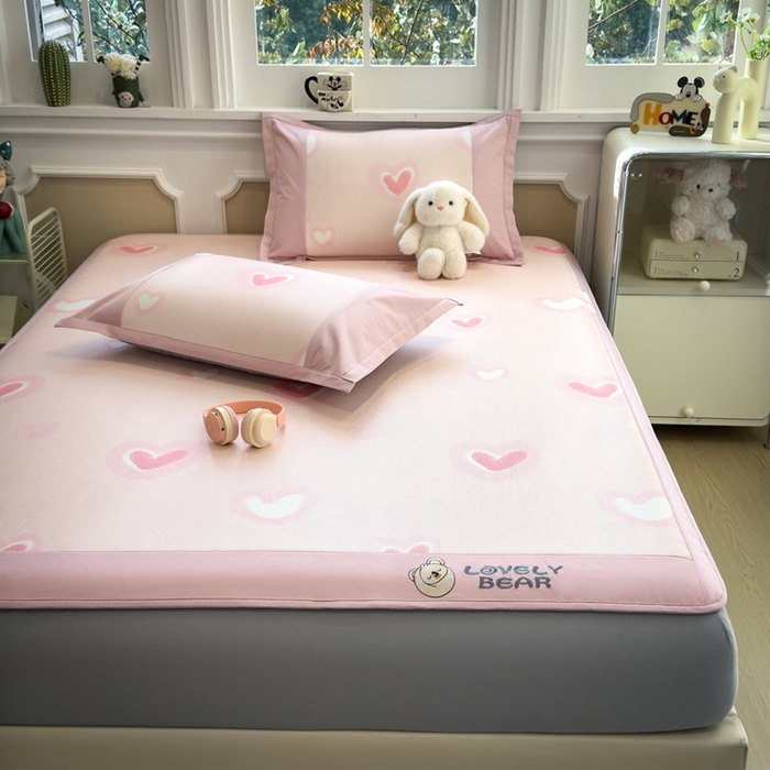 91家纺网 家纺一手货源 找家纺 全季家居 2025新款A类抗菌防螨数码印花冰藤席凉席席子 萌心 床笠