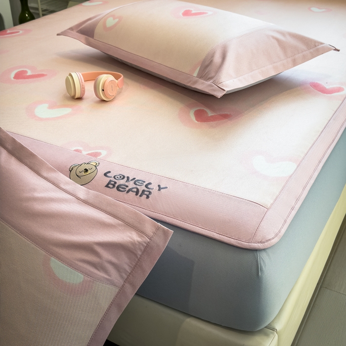 91家纺网 家纺一手货源 找家纺 全季家居 2025新款A类抗菌防螨数码印花冰藤席凉席席子 萌心 床笠