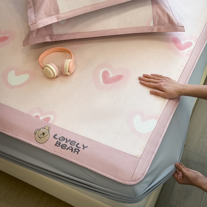 91家纺网 家纺一手货源 找家纺 全季家居 2025新款A类抗菌防螨数码印花冰藤席凉席席子 萌心 床笠