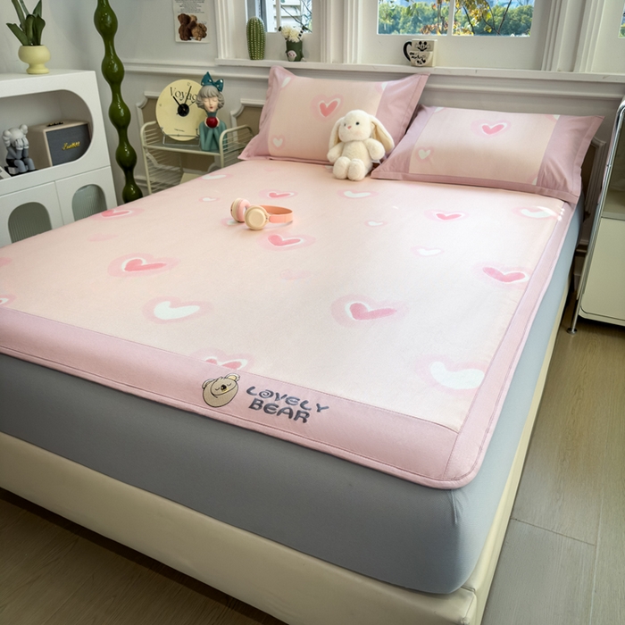 91家纺网 家纺一手货源 找家纺 全季家居 2025新款A类抗菌防螨数码印花冰藤席凉席席子 萌心 床笠