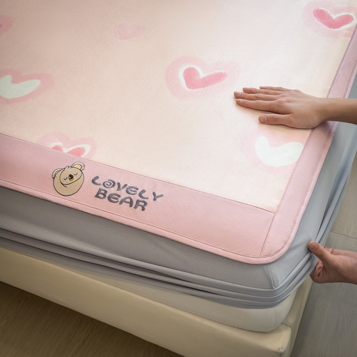 91家纺网 家纺一手货源 找家纺 全季家居 2025新款A类抗菌防螨数码印花冰藤席凉席席子 萌心 床笠