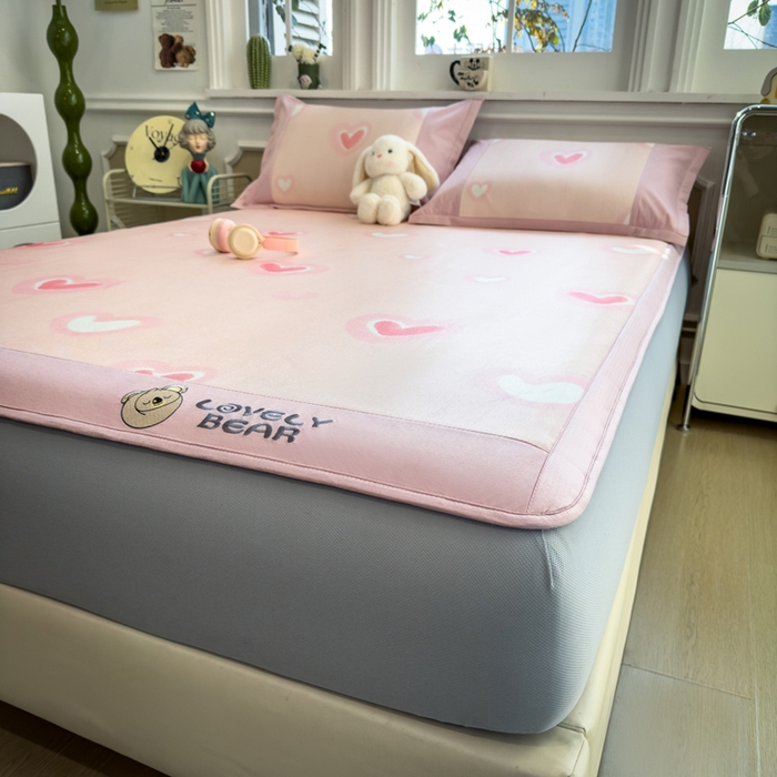 91家纺网 家纺一手货源 找家纺 全季家居 2025新款A类抗菌防螨数码印花冰藤席凉席席子 萌心 床笠