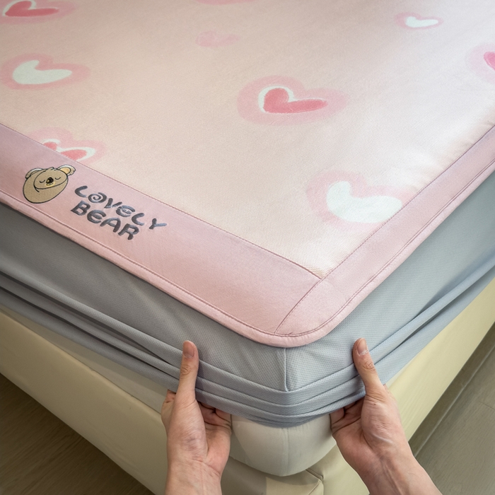 91家纺网 家纺一手货源 找家纺 全季家居 2025新款A类抗菌防螨数码印花冰藤席凉席席子 萌心 床笠