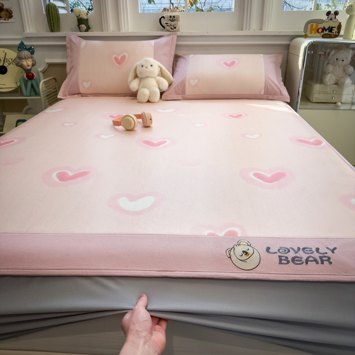 91家纺网 家纺一手货源 找家纺 全季家居 2025新款A类抗菌防螨数码印花冰藤席凉席席子 萌心 床笠