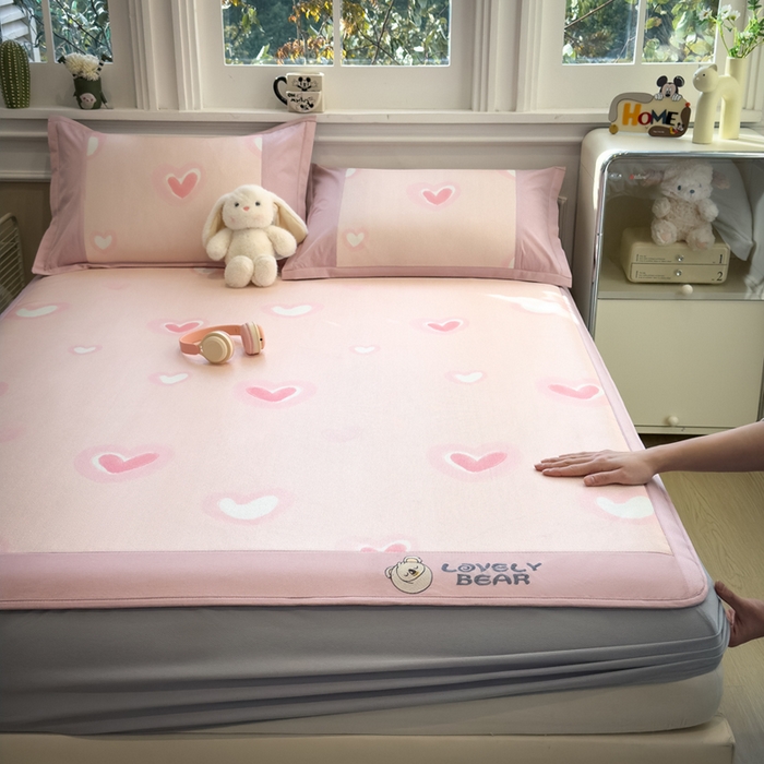 91家纺网 家纺一手货源 找家纺 全季家居 2025新款A类抗菌防螨数码印花冰藤席凉席席子 萌心 床笠