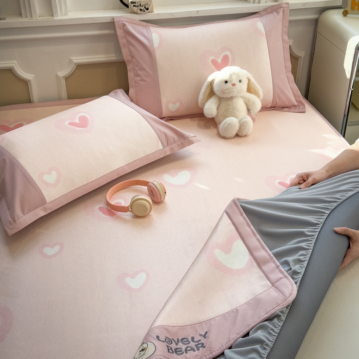 91家纺网 家纺一手货源 找家纺 全季家居 2025新款A类抗菌防螨数码印花冰藤席凉席席子 萌心 床笠