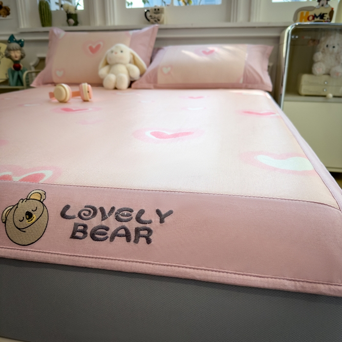 91家纺网 家纺一手货源 找家纺 全季家居 2025新款A类抗菌防螨数码印花冰藤席凉席席子 萌心 床笠