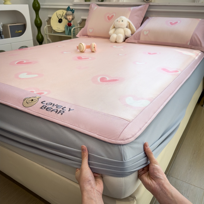 91家纺网 家纺一手货源 找家纺 全季家居 2025新款A类抗菌防螨数码印花冰藤席凉席席子 萌心 床笠