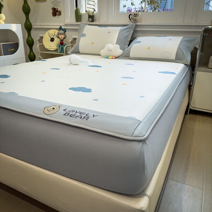 91家纺网 家纺一手货源 找家纺 全季家居 2025新款A类抗菌防螨数码印花冰藤席凉席席子 晴云 床笠