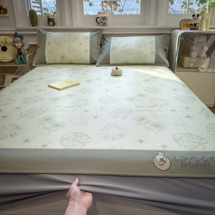 91家纺网 家纺一手货源 找家纺 全季家居 2025新款A类抗菌防螨数码印花冰藤席凉席席子 盛夏丛林 床笠