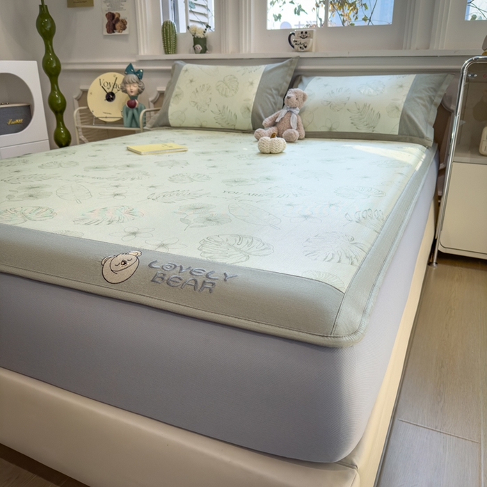 91家纺网 家纺一手货源 找家纺 全季家居 2025新款A类抗菌防螨数码印花冰藤席凉席席子 盛夏丛林 床笠