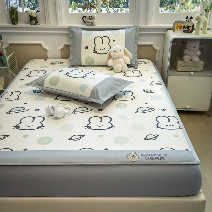 91家纺网 家纺一手货源 找家纺 全季家居 2025新款A类抗菌防螨数码印花冰藤席凉席席子 太空兔 床笠