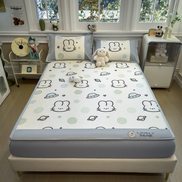 91家纺网 家纺一手货源 找家纺 全季家居 2025新款A类抗菌防螨数码印花冰藤席凉席席子 太空兔 床笠