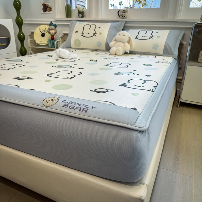 91家纺网 家纺一手货源 找家纺 全季家居 2025新款A类抗菌防螨数码印花冰藤席凉席席子 太空兔 床笠