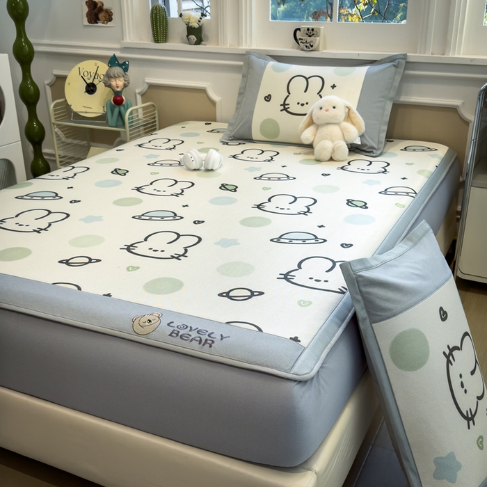 91家纺网 家纺一手货源 找家纺 全季家居 2025新款A类抗菌防螨数码印花冰藤席凉席席子 太空兔 床笠