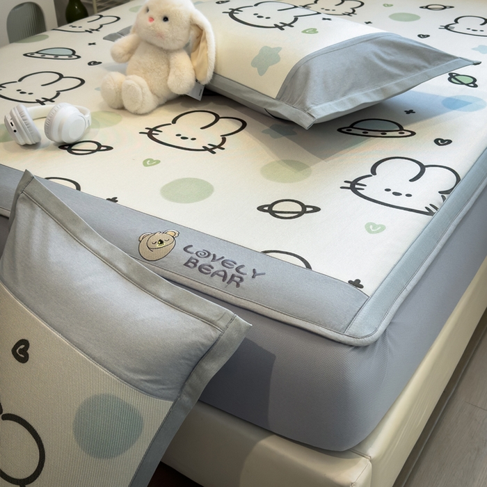 91家纺网 家纺一手货源 找家纺 全季家居 2025新款A类抗菌防螨数码印花冰藤席凉席席子 太空兔 床笠