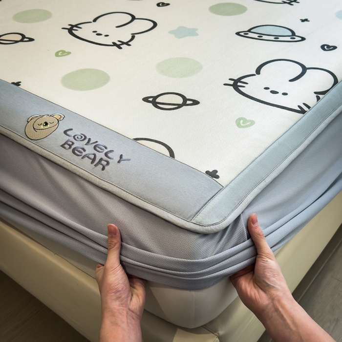 91家纺网 家纺一手货源 找家纺 全季家居 2025新款A类抗菌防螨数码印花冰藤席凉席席子 太空兔 床笠