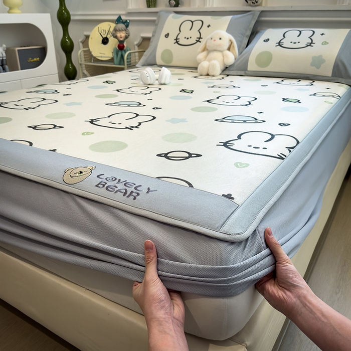 91家纺网 家纺一手货源 找家纺 全季家居 2025新款A类抗菌防螨数码印花冰藤席凉席席子 太空兔 床笠