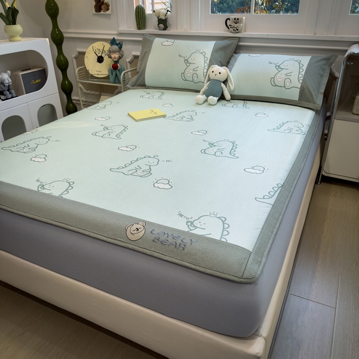 91家纺网 家纺一手货源 找家纺 全季家居 2025新款A类抗菌防螨数码印花冰藤席凉席席子 小恐龙 床笠