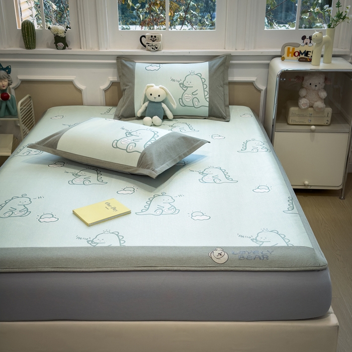 91家纺网 家纺一手货源 找家纺 全季家居 2025新款A类抗菌防螨数码印花冰藤席凉席席子 小恐龙 床笠