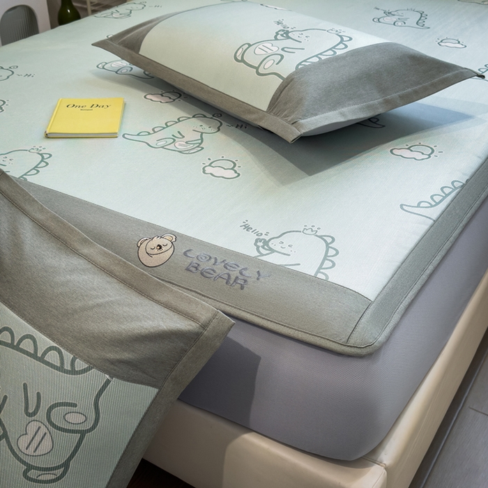 91家纺网 家纺一手货源 找家纺 全季家居 2025新款A类抗菌防螨数码印花冰藤席凉席席子 小恐龙 床笠