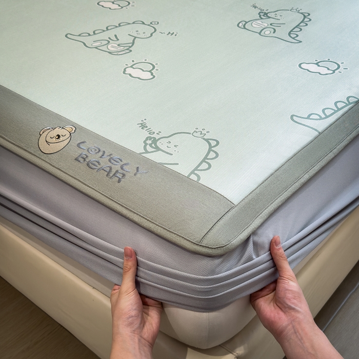 91家纺网 家纺一手货源 找家纺 全季家居 2025新款A类抗菌防螨数码印花冰藤席凉席席子 小恐龙 床笠