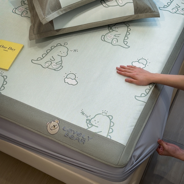 91家纺网 家纺一手货源 找家纺 全季家居 2025新款A类抗菌防螨数码印花冰藤席凉席席子 小恐龙 床笠