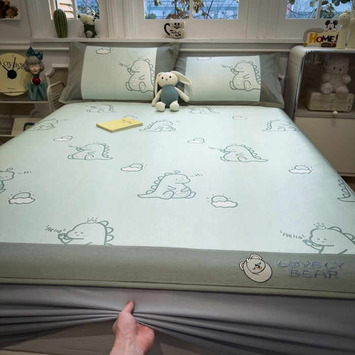 91家纺网 家纺一手货源 找家纺 全季家居 2025新款A类抗菌防螨数码印花冰藤席凉席席子 小恐龙 床笠