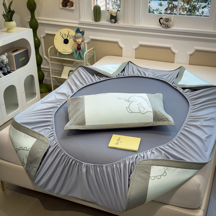 91家纺网 家纺一手货源 找家纺 全季家居 2025新款A类抗菌防螨数码印花冰藤席凉席席子 小恐龙 床笠