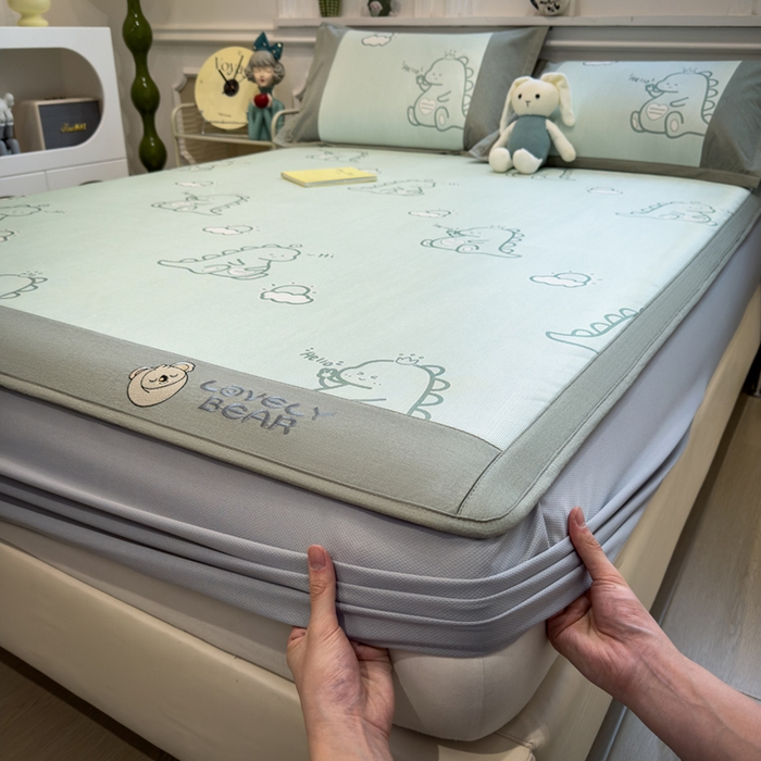 91家纺网 家纺一手货源 找家纺 全季家居 2025新款A类抗菌防螨数码印花冰藤席凉席席子 小恐龙 床笠