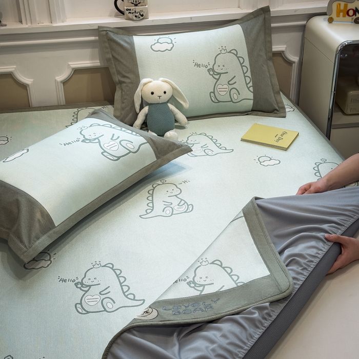 91家纺网 家纺一手货源 找家纺 全季家居 2025新款A类抗菌防螨数码印花冰藤席凉席席子 小恐龙 床笠