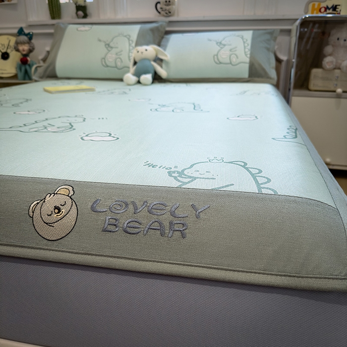 91家纺网 家纺一手货源 找家纺 全季家居 2025新款A类抗菌防螨数码印花冰藤席凉席席子 小恐龙 床笠