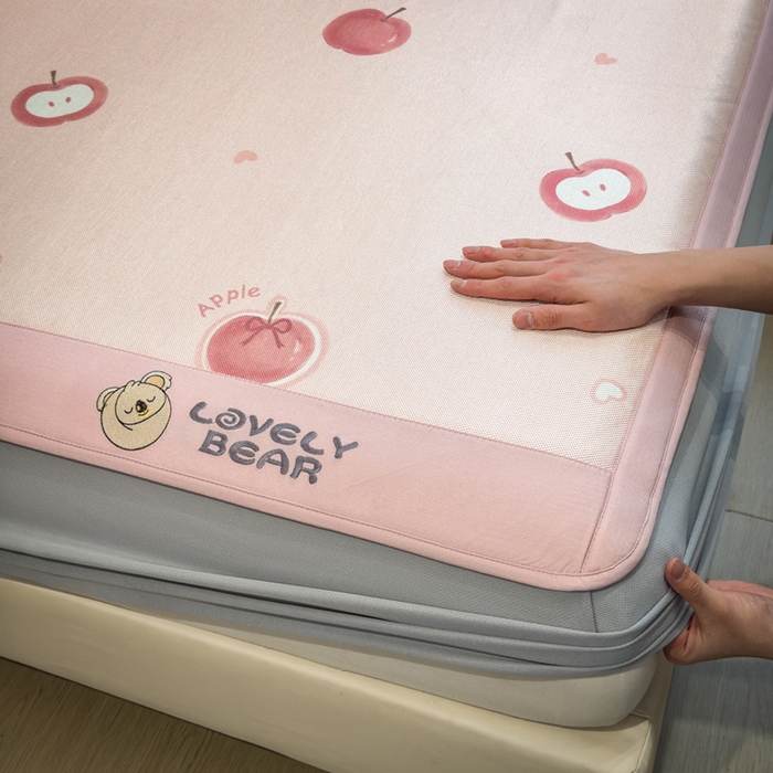 91家纺网 家纺一手货源 找家纺 全季家居 2025新款A类抗菌防螨数码印花冰藤席凉席席子 小苹果 床笠