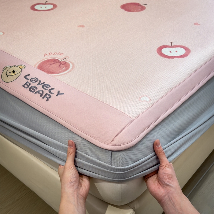 91家纺网 家纺一手货源 找家纺 全季家居 2025新款A类抗菌防螨数码印花冰藤席凉席席子 小苹果 床笠