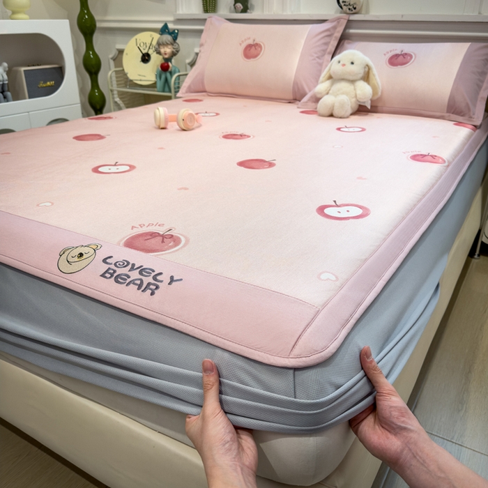 91家纺网 家纺一手货源 找家纺 全季家居 2025新款A类抗菌防螨数码印花冰藤席凉席席子 小苹果 床笠