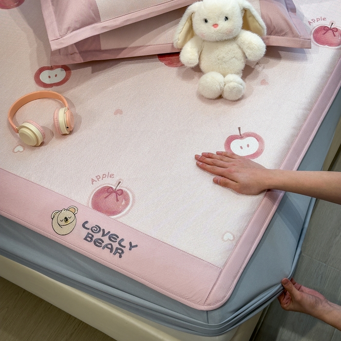 91家纺网 家纺一手货源 找家纺 全季家居 2025新款A类抗菌防螨数码印花冰藤席凉席席子 小苹果 床笠