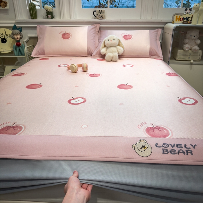 91家纺网 家纺一手货源 找家纺 全季家居 2025新款A类抗菌防螨数码印花冰藤席凉席席子 小苹果 床笠