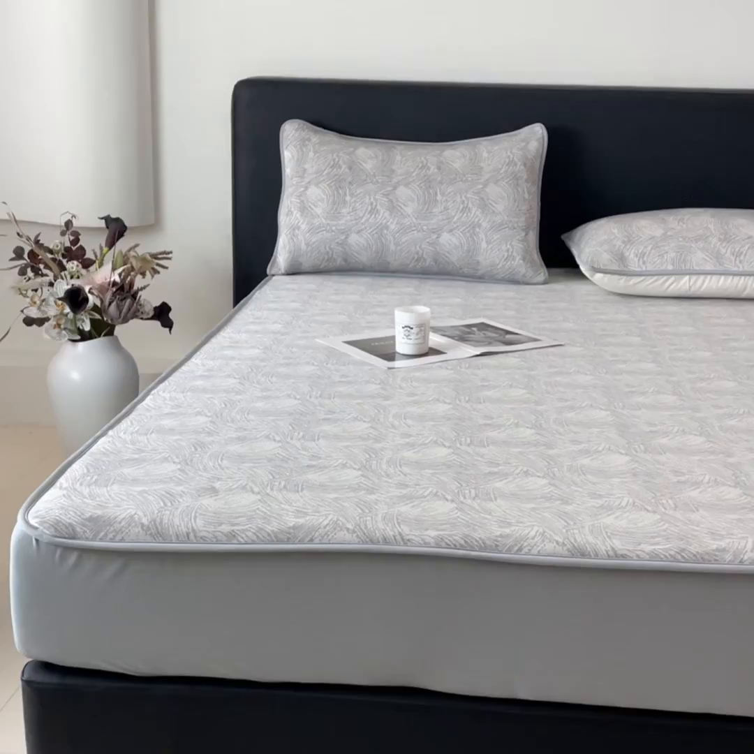 91家纺网 家纺一手货源 找家纺 鑫钰 2025新款A类进口PE高冷感凉席高端聚乙烯凉豆豆高克重480克冰丝凉席床笠三件套 冰肌-银灰