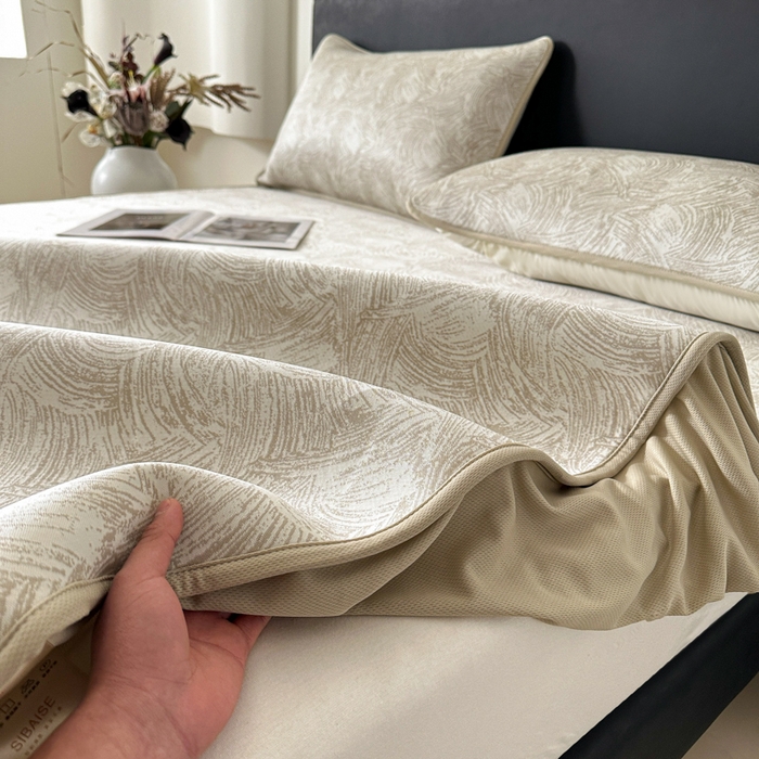 91家纺网 家纺一手货源 找家纺 鑫钰 2025新款A类进口PE高冷感凉席高端聚乙烯凉豆豆高克重480克冰丝凉席床笠三件套 冰肌-奶咖