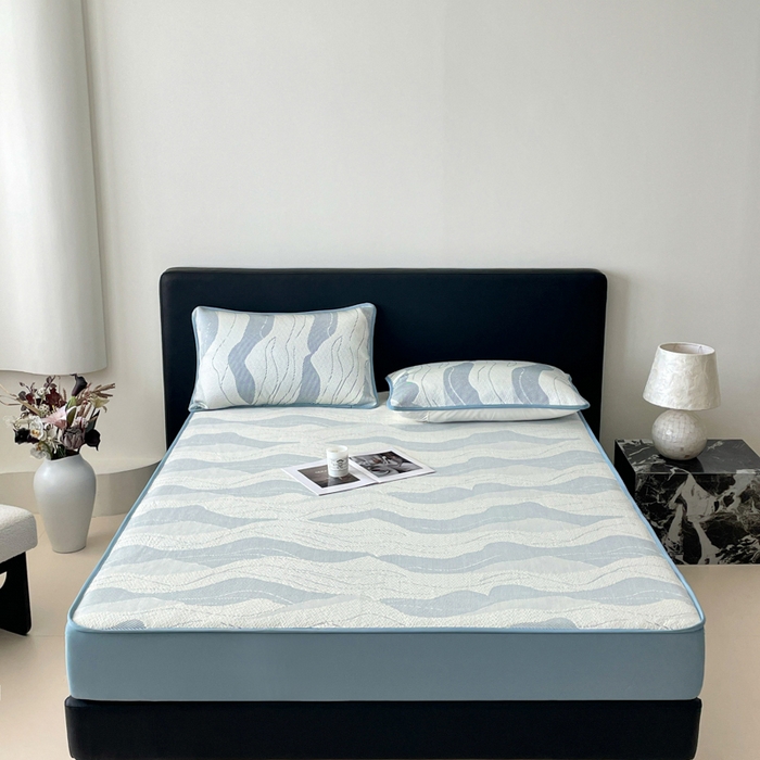 91家纺网 家纺一手货源 找家纺 鑫钰 2025新款A类进口PE高冷感凉席高端聚乙烯凉豆豆高克重480克冰丝凉席床笠三件套 沁夏-冰川蓝