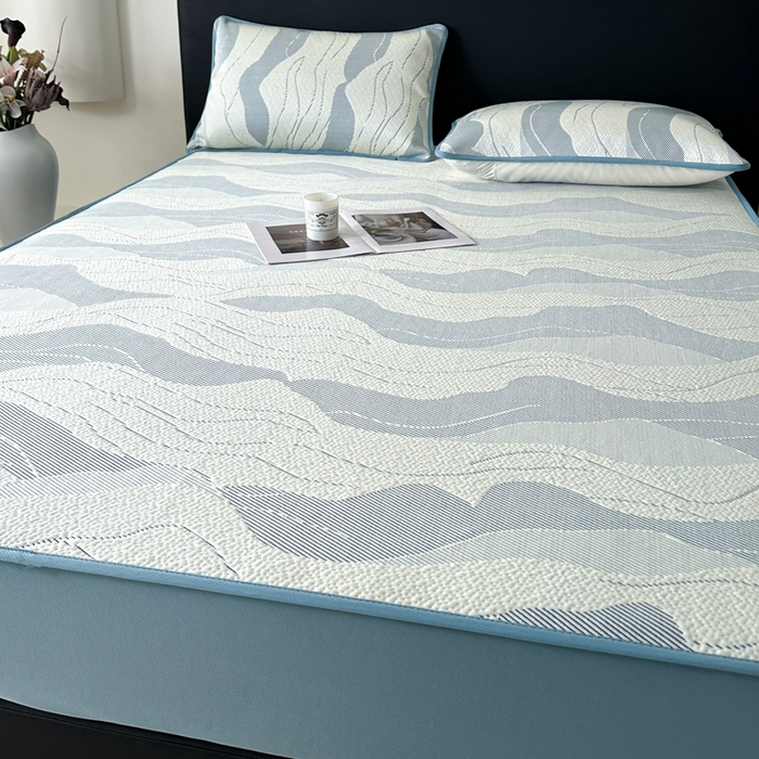 91家纺网 家纺一手货源 找家纺 鑫钰 2025新款A类进口PE高冷感凉席高端聚乙烯凉豆豆高克重480克冰丝凉席床笠三件套 沁夏-冰川蓝