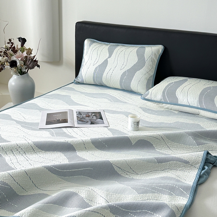 91家纺网 家纺一手货源 找家纺 鑫钰 2025新款A类进口PE高冷感凉席高端聚乙烯凉豆豆高克重480克冰丝凉席床笠三件套 沁夏-冰川蓝